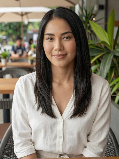 Kannika, 30, Thai woman at cafe - Thai dating tips for beginners