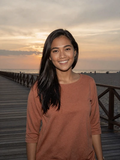 Lestari, 33, Indonesian designer at beach in Jakarta - Indonesian women dating online