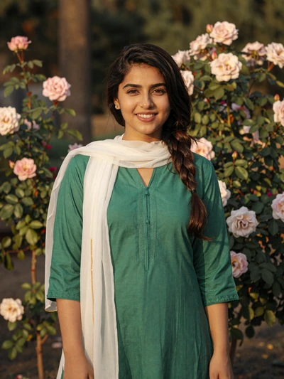 Fatima, 25, Pakistani woman in garden in Lahore - Pakistani women dating profile