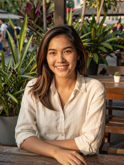 Araya, 29, Thai woman at Chiang Mai garden cafe - Thai dating customs explained